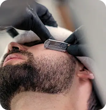Imagem de modelo com cabelo e barba feitos