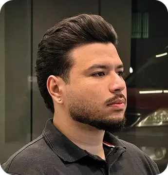 Imagem de modelo com cabelo e barba feitos
